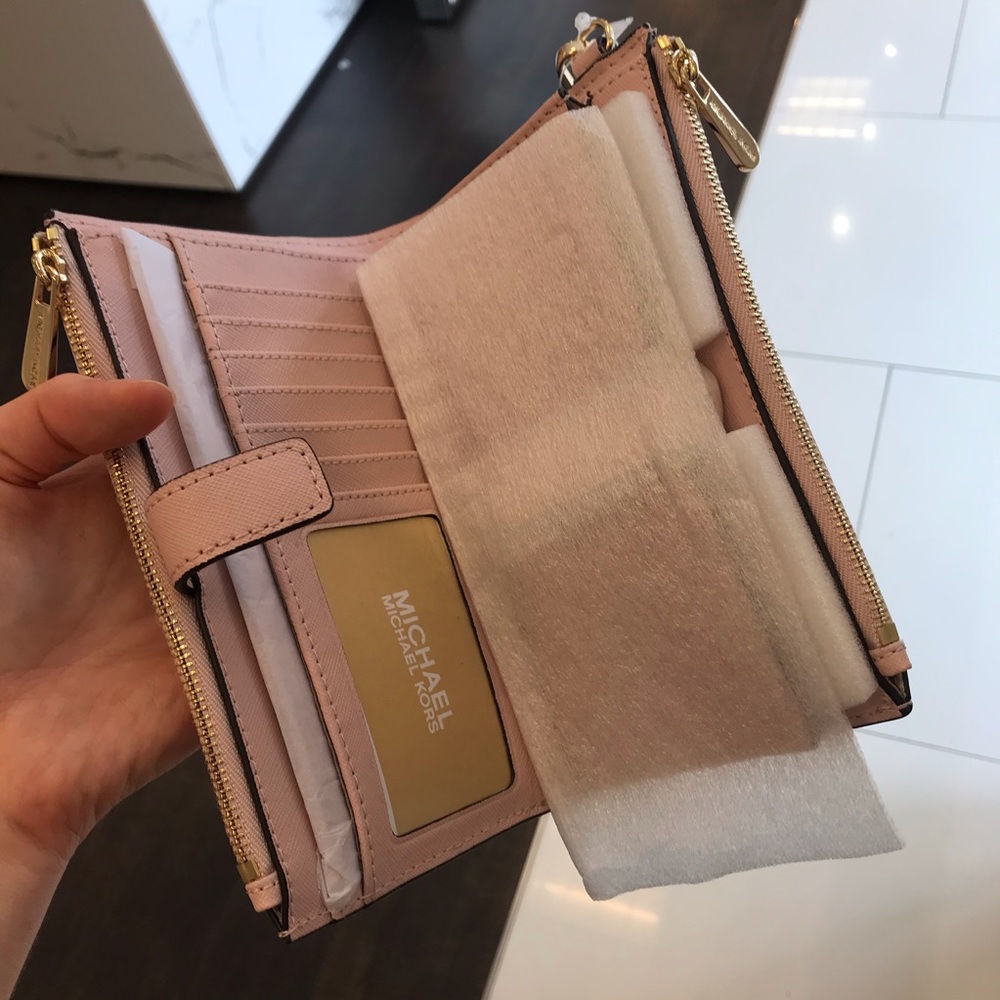 NWT Michael Kors Jet Set Travel Wristlet JST - Picture 2 of 8